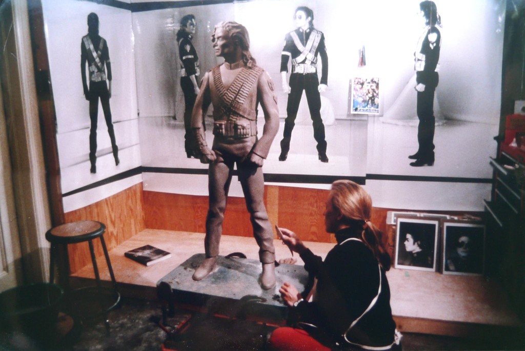 Michael_Jackson_HIStory_Statue