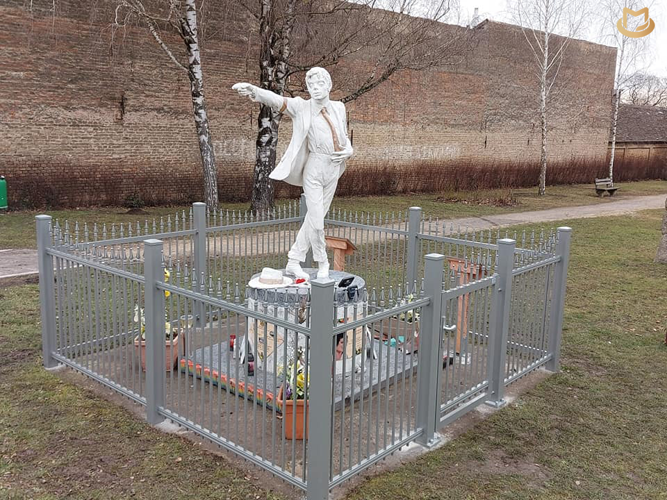 La statue de Michael Jackson en Autriche est protégée  Austria-fence01